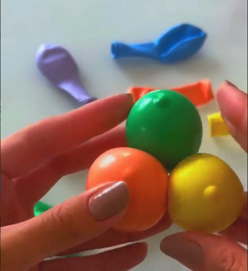 bolinhas sensoriais feitas com bexiga e farinha de trigo prontas para as crianças brincarem