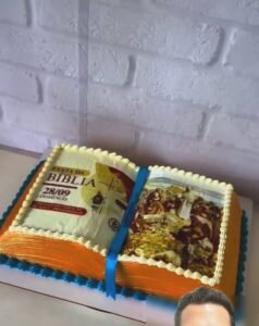 Bolo de Bíblia: Como Fazer Essa Decoração Incrível do Zero