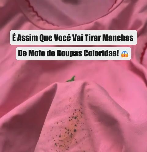 camiseta rosa com manchas de mofo sendo tratada para tirar mofo de roupa colorida