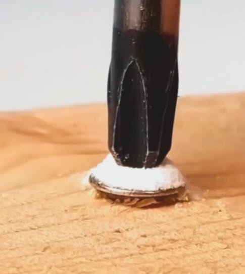 chave philips encaixando em parafuso espanado com sal e super bonder para conseguir remover