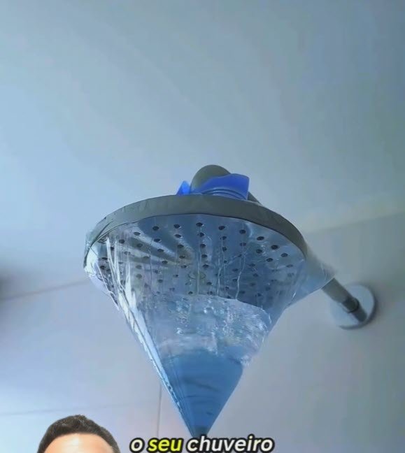 chuveiro com saquinho ziplock cheio de vinagre para limpar chuveiro com vinagre e remover calcário