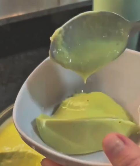 creme de abacate cremoso sendo servido com colher em tigela branca