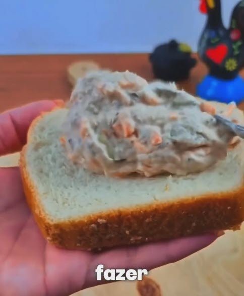 fatia de pão com patê de sardinha light feito com cenoura ralada, azeitona e requeijão