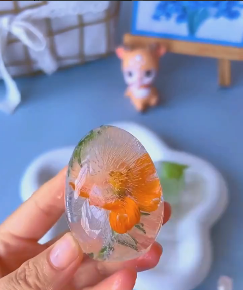 ovos decorativos com flores e resina transparente exibindo pétalas coloridas preservadas dentro da casca
