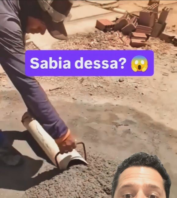 pedreiro enchendo tubulão de fundação usando cano PVC de 100 como forma com vergalhões dobrados
