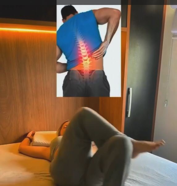 pessoa deitada na cama fazendo exercícios para dor lombar com joelhos dobrados para aliviar as costas