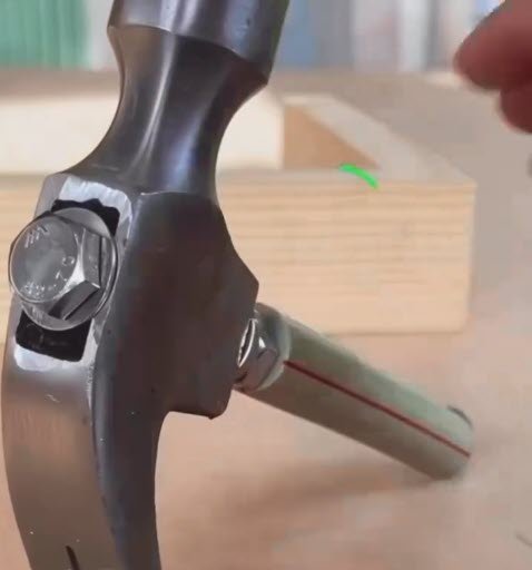pessoa usando martelo com cano e barra rosqueada para apertar porca sem chave