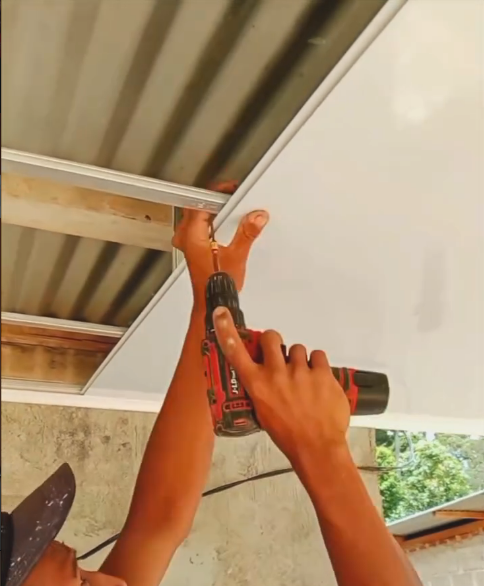 teto de ambiente residencial revestido com forro de pvc branco com acabamento profissional